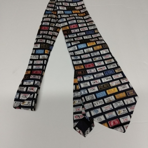 License Plate Men's Silk Tie, fun print, multi color, made in USA,  pre-owned. - Picture 2 of 6